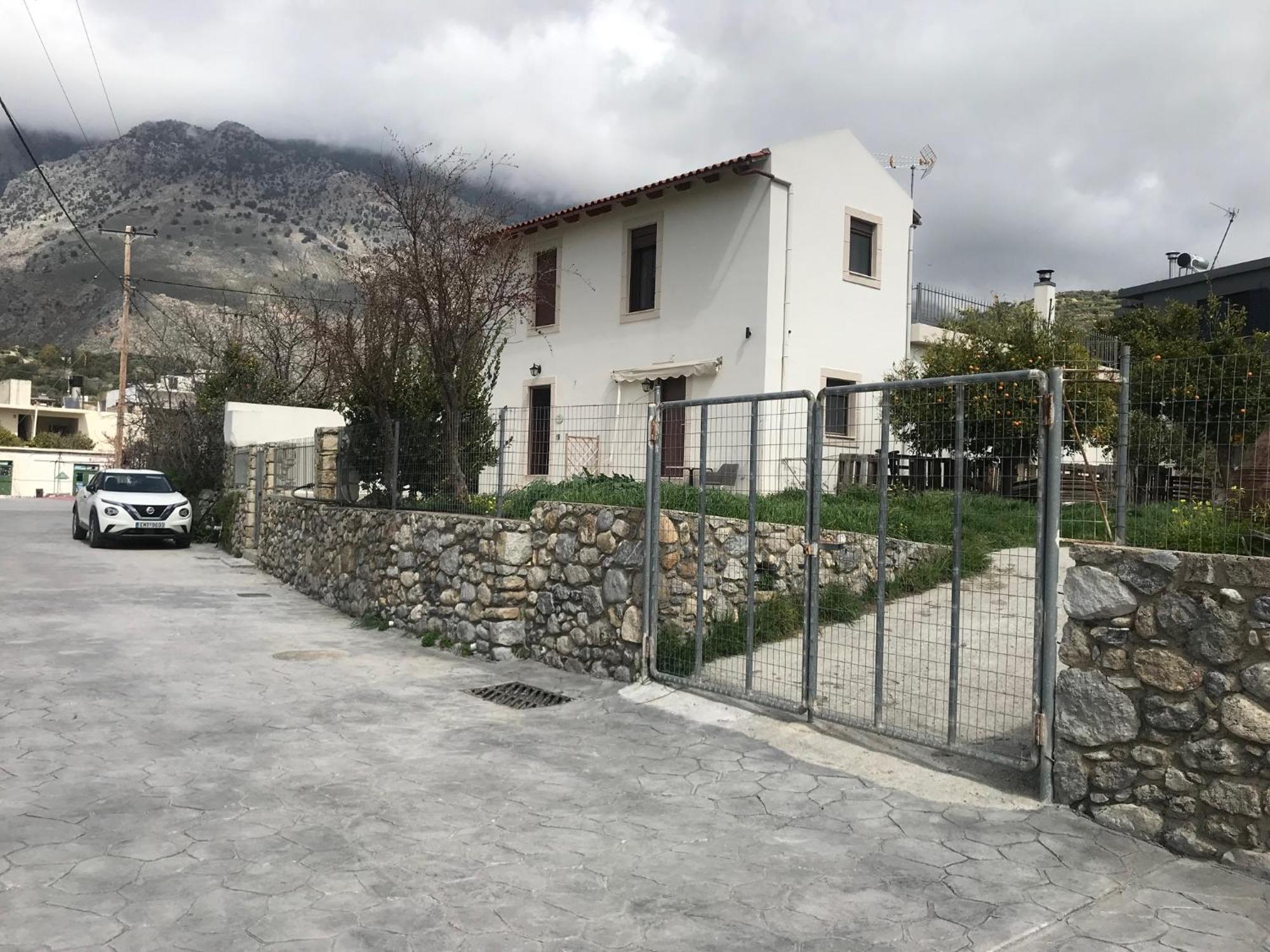 Villa Papa-Antonis Stone House Zarós Exterior foto